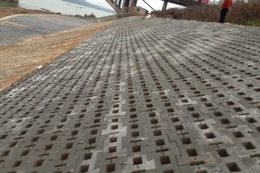 水利護(hù)坡磚塑料模具主要應(yīng)用在哪些施工地點(diǎn)？